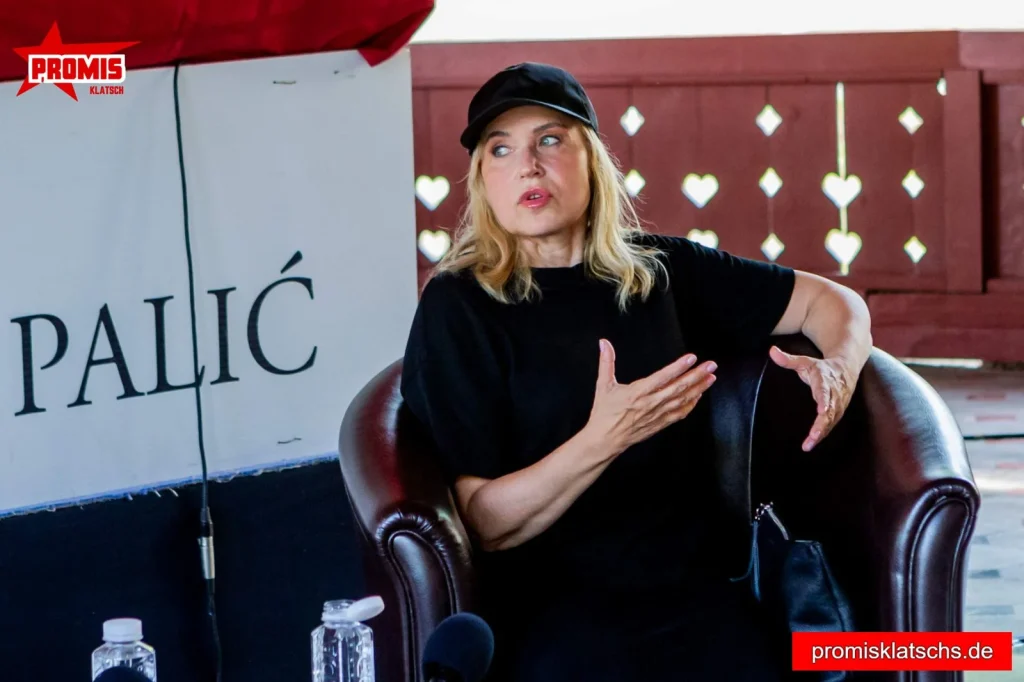 Anica Dobra Frühes Leben und Hintergrund