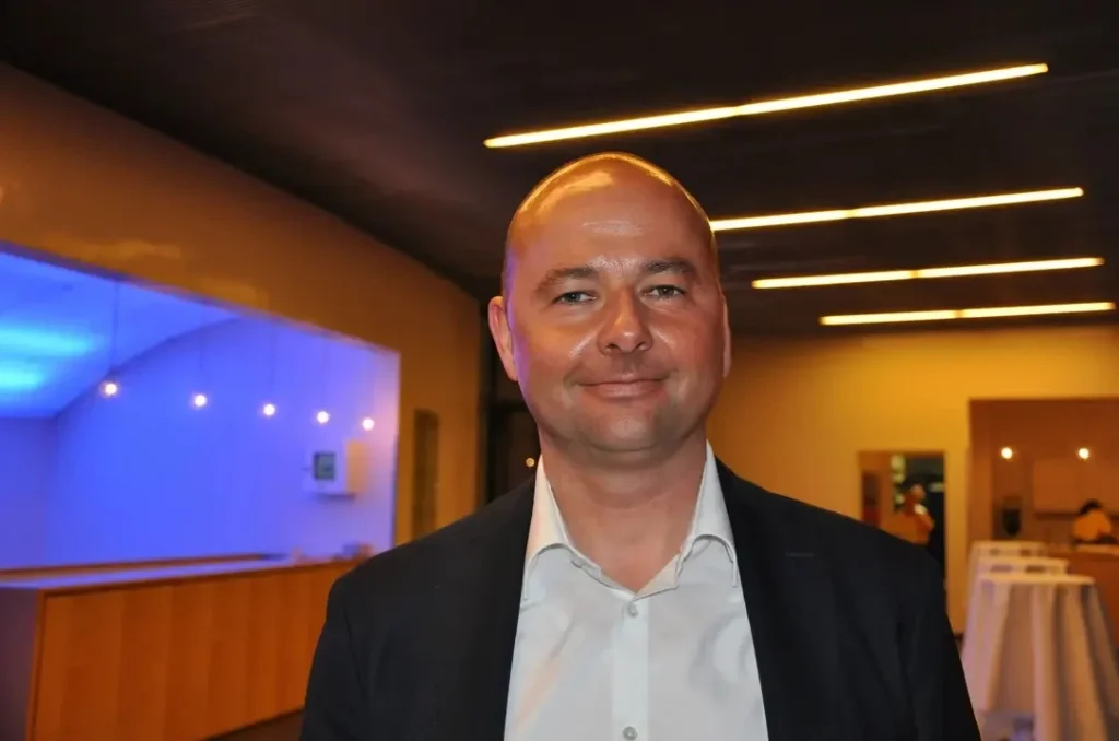 Nils Planzer Ausbildung