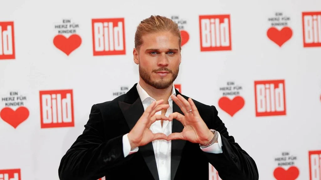 Rúrik Gíslason Frühes Leben und Hintergrund