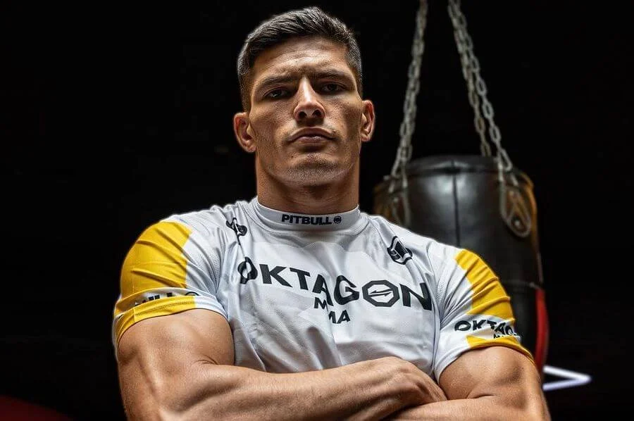 Islam Dulatov Frühes Leben und Hintergrund