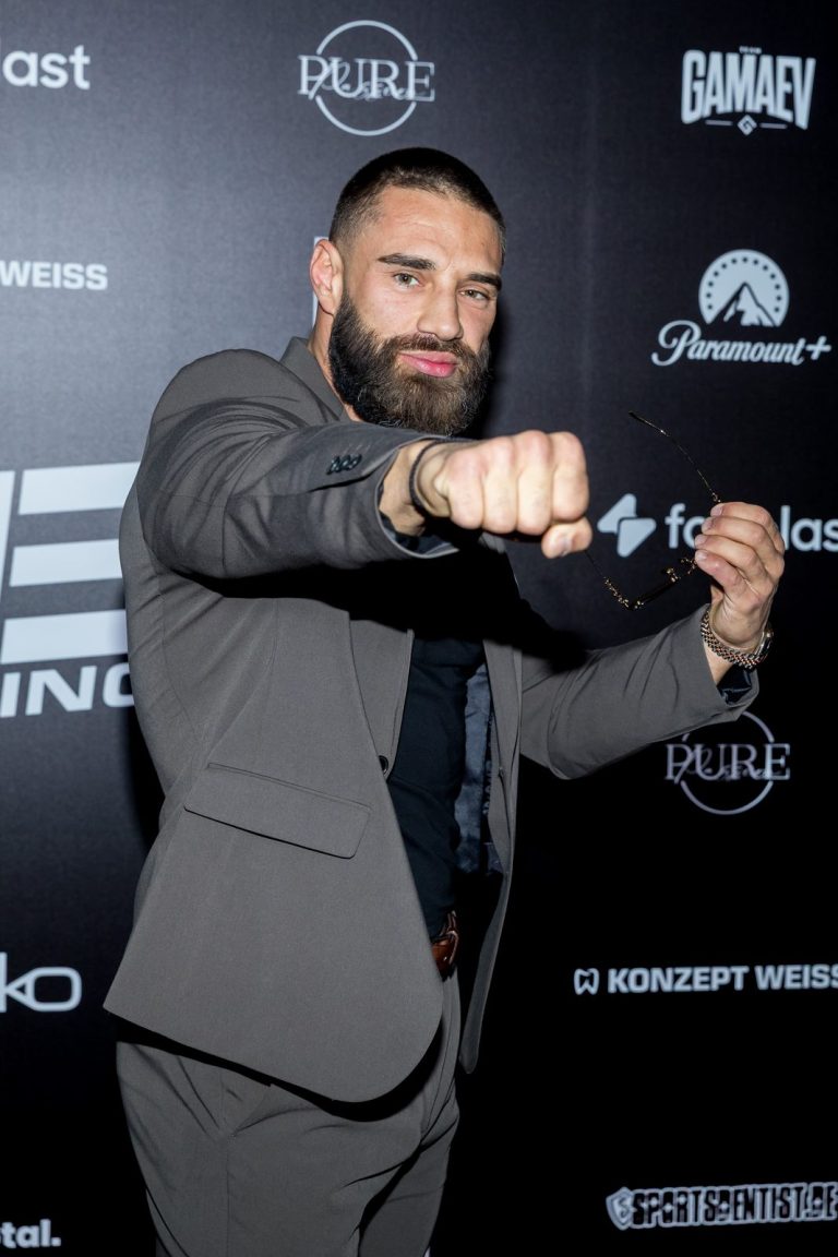 Aleks Petrovic im Anzug auf dem roten Teppich