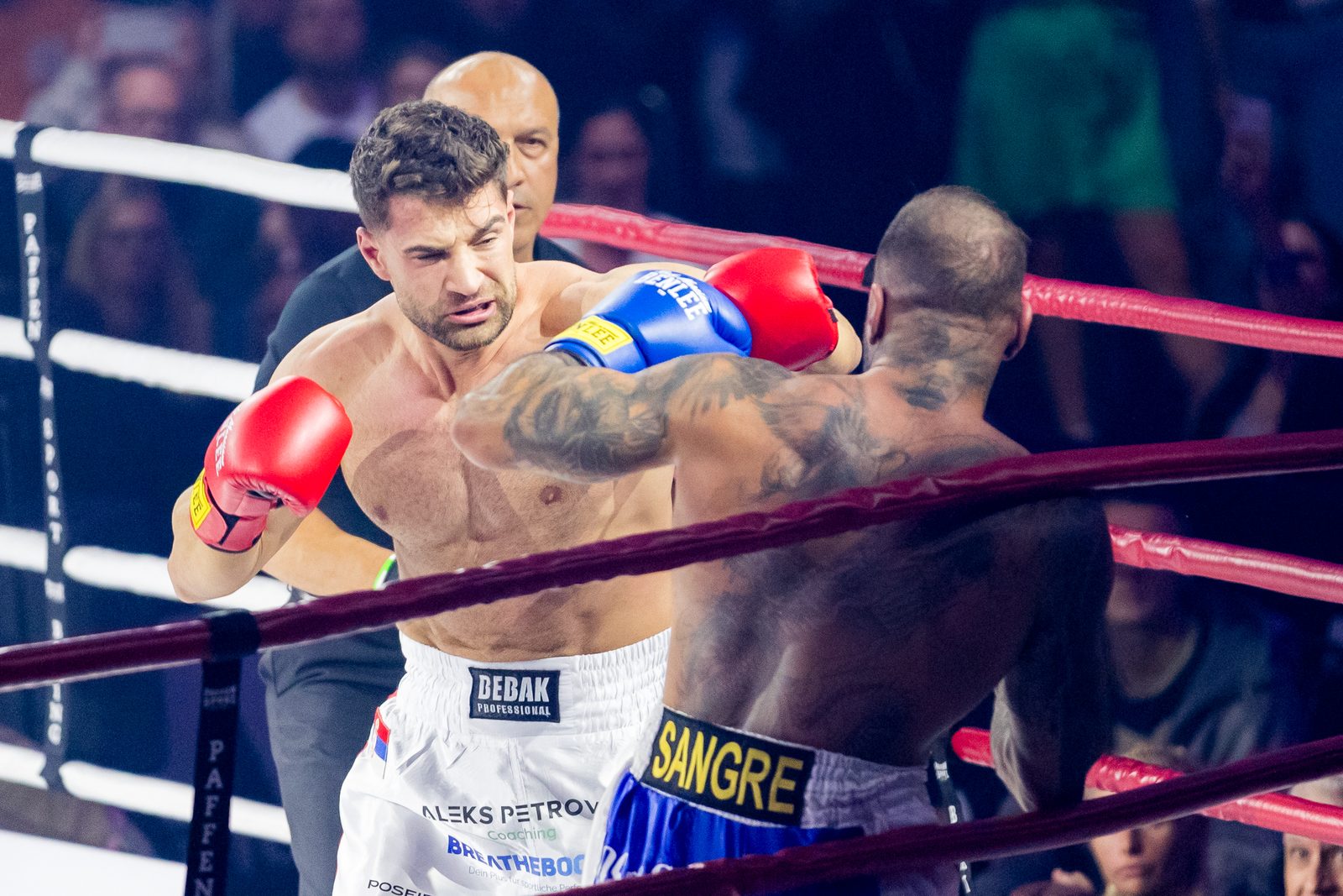 Aleks Petrovic im Boxring beim Fame Fighting