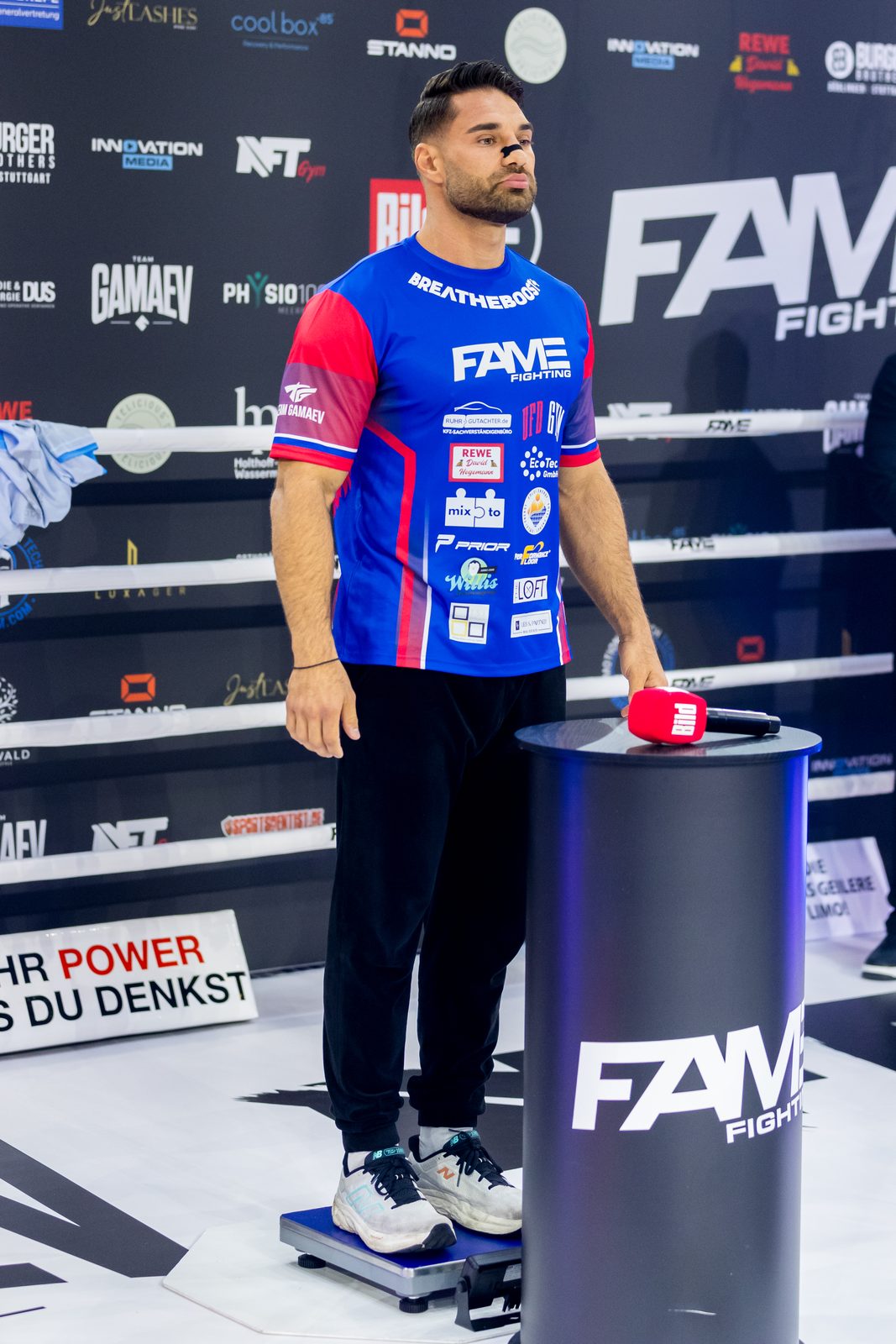 Aleks Petrovic beim Wiegen vor einem Fame-Fighting-Kampf