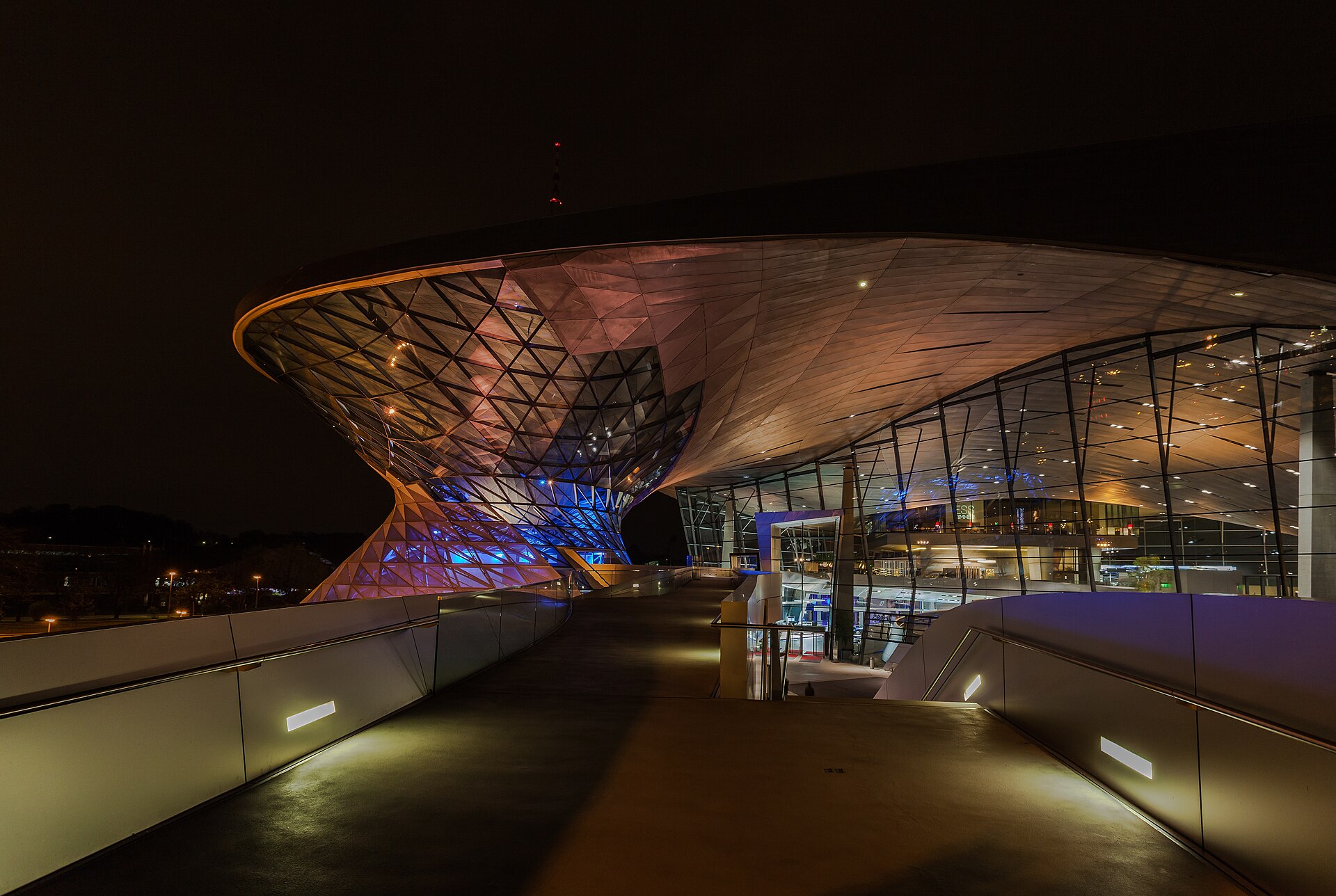 Die BMW Welt in München bei Nacht, Austragungsort der Gala