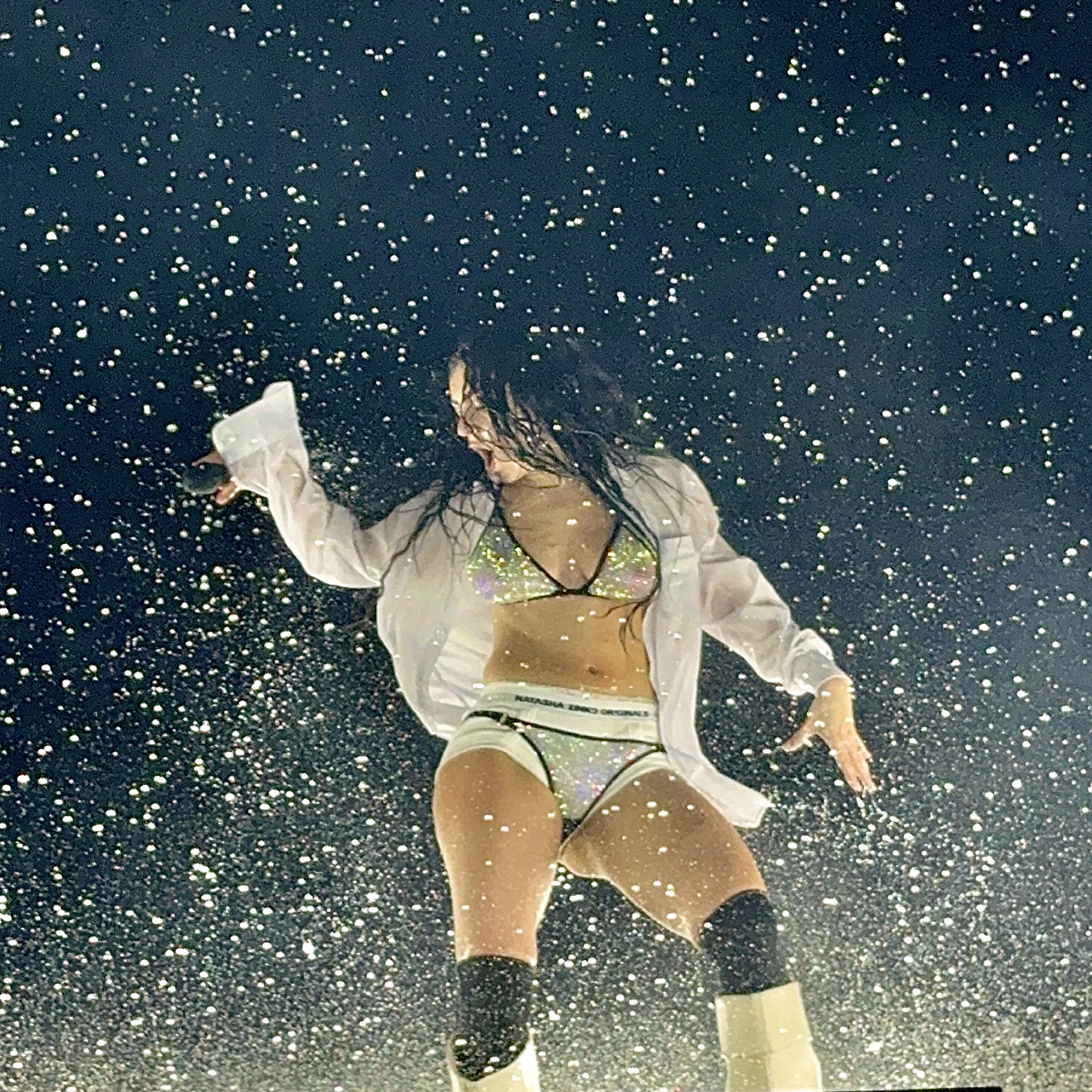 Charli XCX live auf der Bühne in Birmingham