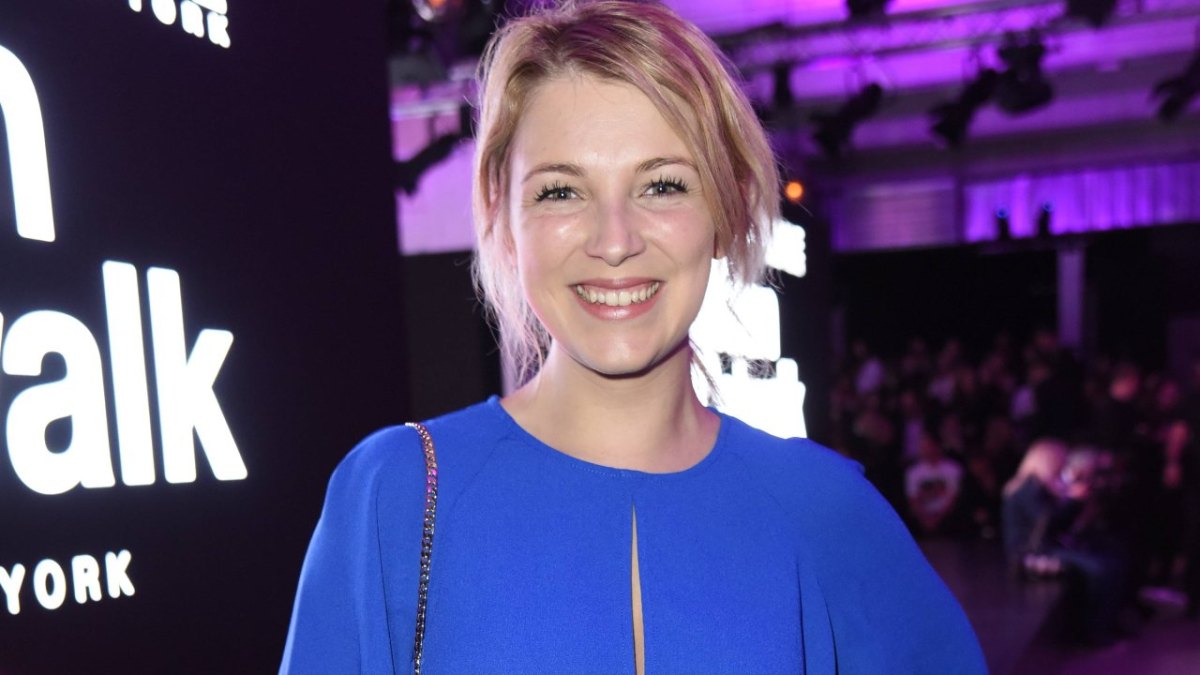 Iris Mareike Steen im blauen Kleid auf dem roten Teppich