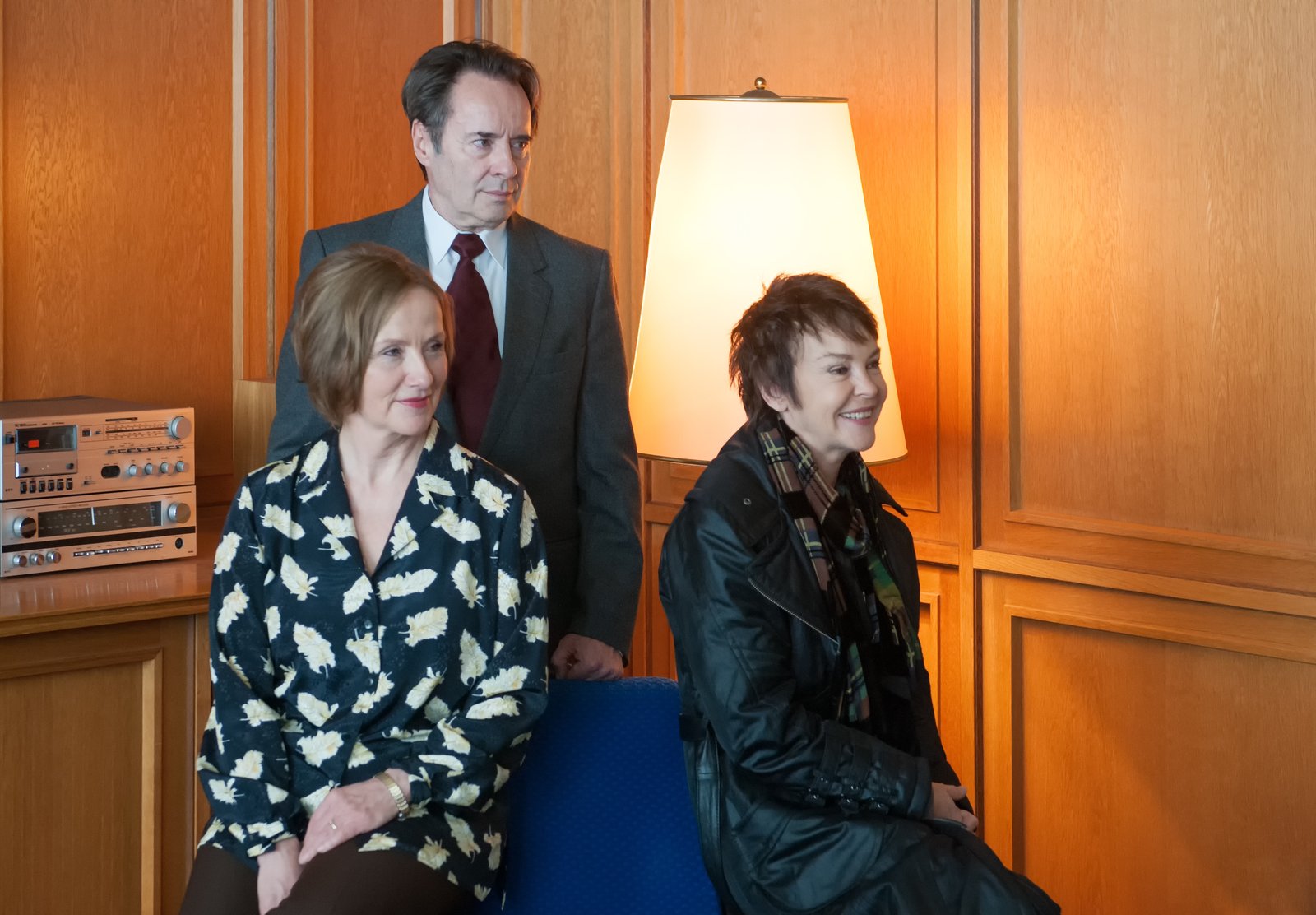 Katrin Sass (rechts) in der ARD-Serie Weissensee