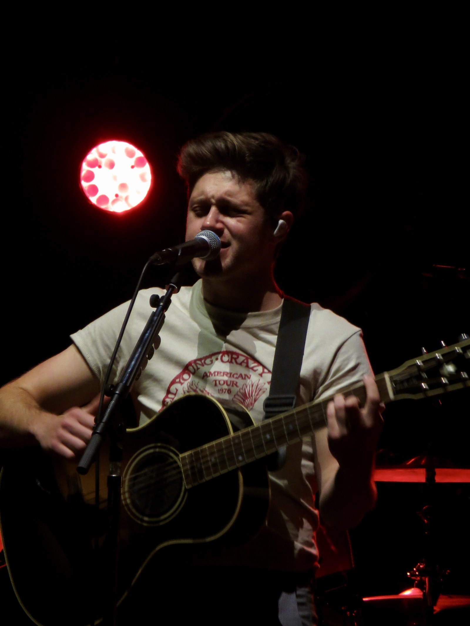 Niall Horan bei einem Konzertauftritt mit Gitarre