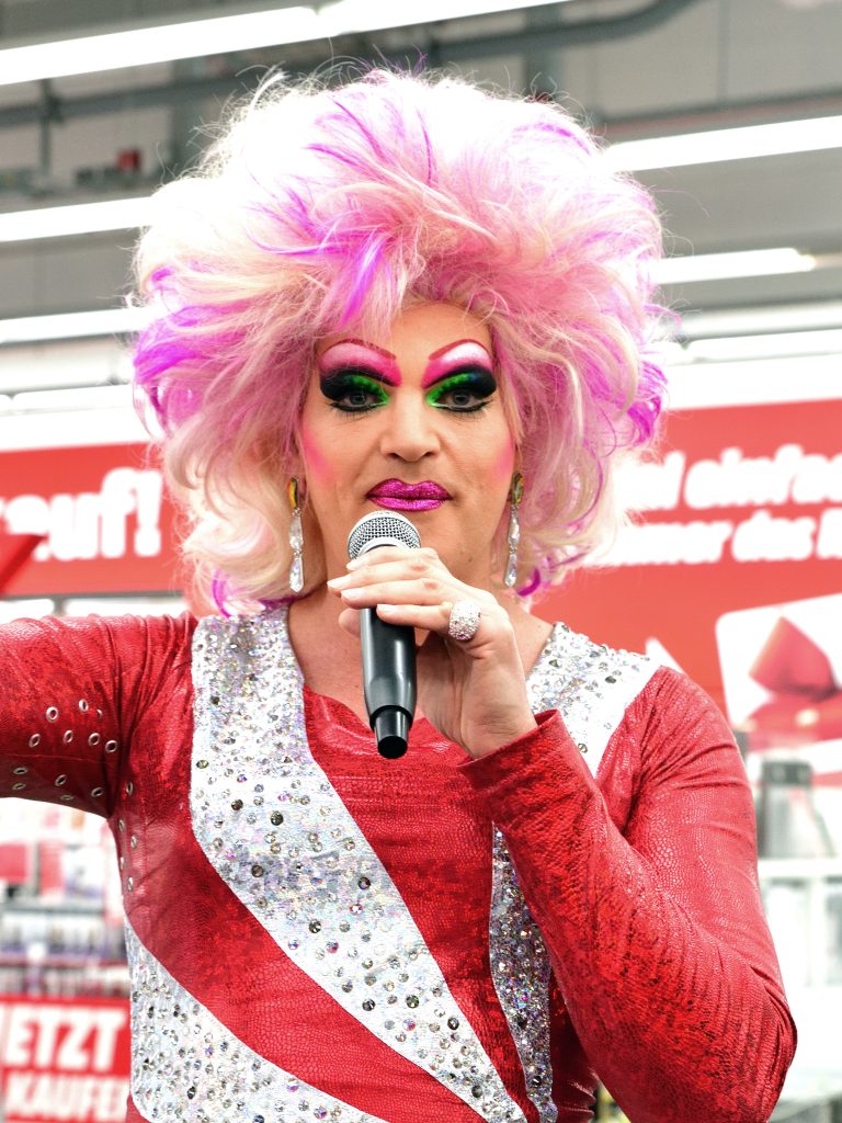 Olivia Jones: Alter, Vermögen & Biografie – Die Drag-Ikone und Promi-Büßen-Moderatorin