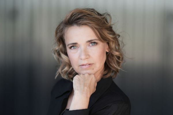 Tina Ruland in Schwarz, Agenturfoto