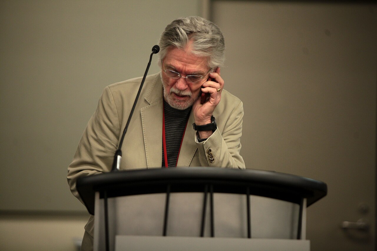 Tom Skerritt telefoniert am Rande einer Veranstaltung