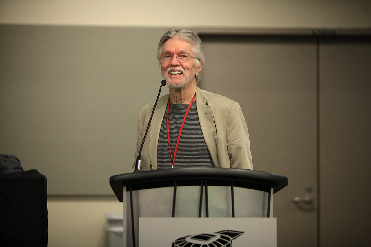 Tom Skerritt spricht bei einer Veranstaltung